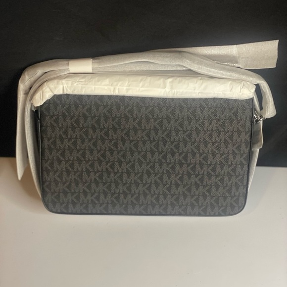 Michael Kors Jet Set Large East West Black Crossbody Bag BNWT - Picture 5 of 6